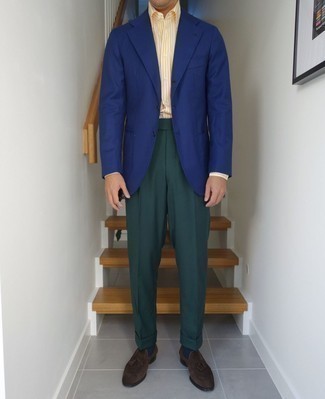 Come indossare e abbinare un blazer blu in modo formale: Potresti indossare un blazer blu e pantaloni eleganti verde scuro come un vero gentiluomo. Mocassini con nappine in pelle scamosciata marrone scuro sono una interessante scelta per completare il look.