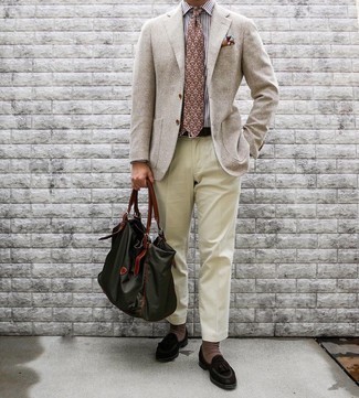 Look alla moda per uomo: Blazer di lana beige, Camicia elegante a righe verticali bianca e marrone, Pantaloni eleganti beige, Mocassini con nappine in pelle scamosciata marrone scuro
