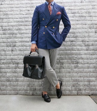 Come indossare e abbinare una cravatta stampata arancione: Sfoggia il tuo aspetto migliore con un blazer blu scuro e una cravatta stampata arancione. Mocassini eleganti in pelle neri sono una validissima scelta per completare il look.