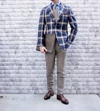 Come indossare e abbinare una cravatta beige per un uomo di 30 anni: Combina un blazer scozzese blu con una cravatta beige per un look elegante e di classe. Ispirati all'eleganza di Luca Argentero e completa il tuo look con un paio di scarpe oxford in pelle marrone scuro.