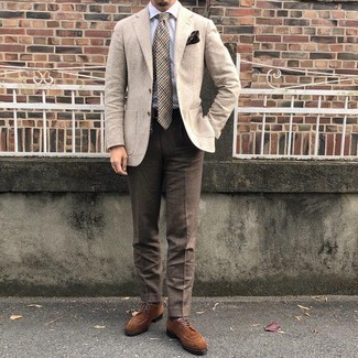 Come indossare e abbinare una cravatta beige in primavera 2024: Opta per un blazer di lana beige e una cravatta beige come un vero gentiluomo. Per distinguerti dagli altri, prova con un paio di scarpe derby in pelle scamosciata marroni. È splendida scelta per la primavera!