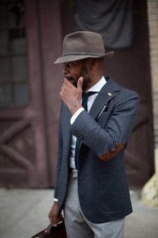 Come indossare e abbinare un borsalino di lana terracotta in modo formale: Potresti combinare un blazer di lana grigio scuro con un borsalino di lana terracotta per un look comfy-casual.