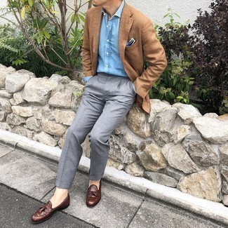 Look alla moda per uomo: Blazer terracotta, Camicia elegante in chambray azzurra, Pantaloni eleganti grigi, Mocassini con nappine in pelle marroni