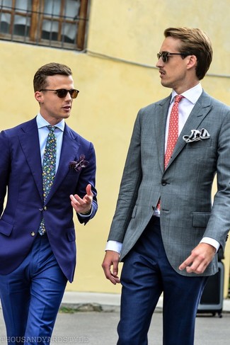 Come indossare e abbinare un fazzoletto da taschino viola per un uomo di 30 anni: Per un outfit della massima comodità, mostra il tuo stile in un blazer blu scuro con un fazzoletto da taschino viola.