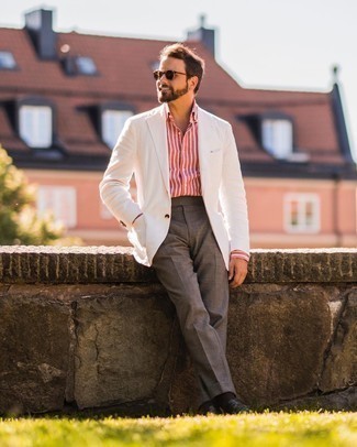Come indossare e abbinare una giacca bianca per un uomo di 30 anni: Opta per una giacca bianca e pantaloni eleganti grigi per una silhouette classica e raffinata Mocassini eleganti in pelle neri sono una valida scelta per completare il look.