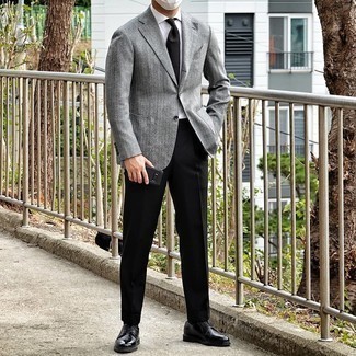 Come indossare e abbinare una camicia elegante bianca con un blazer grigio in modo formale: Scegli un blazer grigio e una camicia elegante bianca per un look elegante e di classe. Scarpe derby in pelle nere sono una gradevolissima scelta per completare il look.