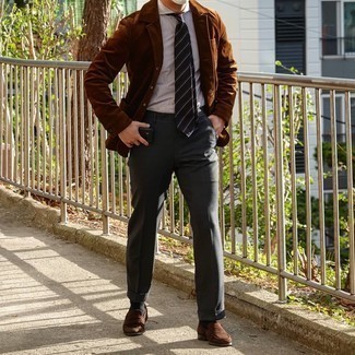 Quale mocassini eleganti indossare con un blazer marrone in modo formale: Prova a combinare un blazer marrone con pantaloni eleganti grigio scuro per un look elegante e di classe. Rifinisci questo look con un paio di mocassini eleganti.