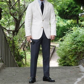 Come indossare e abbinare un blazer bianco: Prova a combinare un blazer bianco con pantaloni eleganti blu scuro per una silhouette classica e raffinata Perfeziona questo look con un paio di mocassini eleganti in pelle neri.