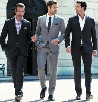 Look alla moda per uomo: Blazer grigio, Camicia elegante bianca, Pantaloni eleganti grigi, Scarpe derby in pelle nere