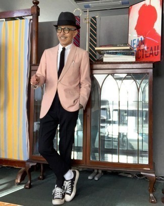 Come indossare e abbinare sneakers basse per un uomo di 60 anni: Mostra il tuo stile in un blazer rosa con pantaloni eleganti neri per essere sofisticato e di classe. Per distinguerti dagli altri, scegli un paio di sneakers basse.