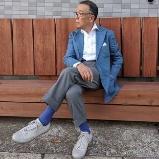 Quale camicia elegante indossare con un blazer blu scuro e verde per un uomo di 60 anni: Prova ad abbinare un blazer blu scuro e verde con una camicia elegante per un look elegante e di classe. Se non vuoi essere troppo formale, mettiti un paio di sneakers basse di tela grigie.
