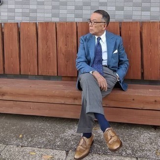 Come indossare e abbinare un blazer blu per un uomo di 60 anni quando fa caldo: Coniuga un blazer blu con pantaloni eleganti grigi come un vero gentiluomo. Per un look più rilassato, prova con un paio di scarpe brogue in pelle marrone chiaro.