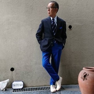 Come indossare e abbinare una cravatta blu per un uomo di 60 anni: Scegli un outfit composto da una camicia elegante bianca come un vero gentiluomo.