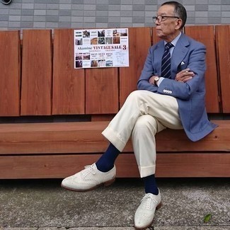 Come indossare e abbinare scarpe bianche per un uomo di 60 anni in modo formale: Punta su un blazer blu e pantaloni eleganti beige come un vero gentiluomo. Per un look più rilassato, calza un paio di scarpe brogue in pelle scamosciata bianche.