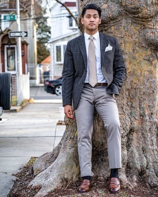 Moda uomo anni 20 in modo formale: Prova a combinare un blazer a quadri grigio scuro con una camicia elegante bianca per un look elegante e alla moda.