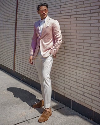 Come indossare e abbinare un blazer rosa con pantaloni eleganti bianchi in modo formale: Combina un blazer rosa con pantaloni eleganti bianchi per un look elegante e di classe. Un paio di scarpe oxford in pelle scamosciata marroni si abbina alla perfezione a una grande varietà di outfit.