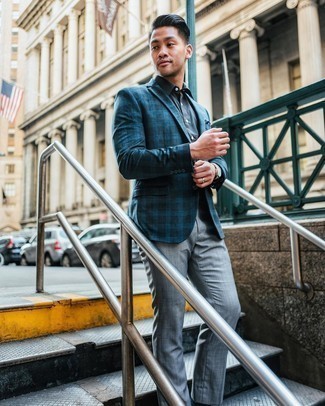 Quale camicia elegante indossare con pantaloni eleganti grigi per un uomo di 20 anni: Prova ad abbinare una camicia elegante con pantaloni eleganti grigi per un look elegante e di classe.