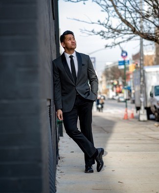 Quale scarpe oxford indossare con un blazer grigio scuro per un uomo di 20 anni quando fa caldo in modo formale: Combina un blazer grigio scuro con pantaloni eleganti neri come un vero gentiluomo. Perfeziona questo look con un paio di scarpe oxford.
