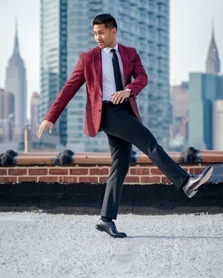 Come indossare e abbinare calzini neri per un uomo di 20 anni in modo formale: Potresti abbinare un blazer stampato rosso con calzini neri per una sensazione di semplicità e spensieratezza. Indossa un paio di scarpe oxford in pelle nere per dare un tocco classico al completo.