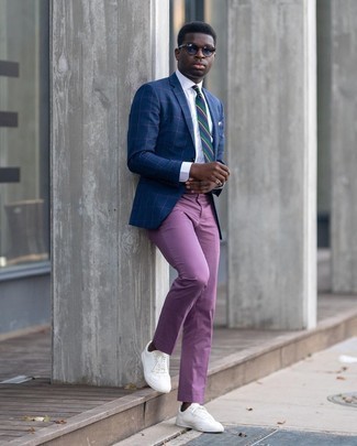 Look alla moda per uomo: Blazer a quadri blu scuro, Camicia elegante bianca, Pantaloni eleganti viola melanzana, Sneakers basse di tela bianche