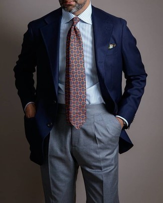 Come indossare e abbinare una cravatta stampata arancione per un uomo di 40 anni: Abbina un blazer blu scuro con una cravatta stampata arancione come un vero gentiluomo.