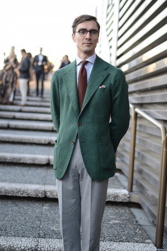 Come indossare e abbinare un blazer di lana verde scuro quando fa caldo in modo formale: Potresti indossare un blazer di lana verde scuro e pantaloni eleganti di lana grigi come un vero gentiluomo.