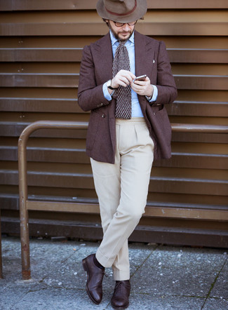 Look alla moda per uomo: Blazer marrone, Camicia elegante azzurra, Pantaloni eleganti beige, Scarpe oxford in pelle marrone scuro