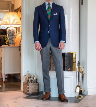 Come indossare e abbinare una cravatta verde e rossa: Coniuga un blazer blu scuro con una cravatta verde e rossa per un look elegante e alla moda. Per un look più rilassato, calza un paio di chukka in pelle marroni.