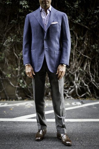 Quale chukka indossare con pantaloni eleganti grigio scuro: Scegli un blazer di lana blu e pantaloni eleganti grigio scuro per un look elegante e alla moda. Scegli uno stile casual per le calzature con un paio di chukka.