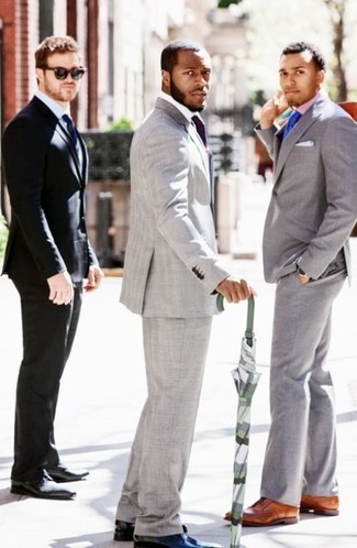 Come indossare e abbinare una cravatta melanzana scuro per un uomo di 30 anni: Abbina un blazer grigio con una cravatta melanzana scuro per un look elegante e alla moda. Perché non aggiungere un paio di scarpe derby in pelle nere per un tocco più rilassato?