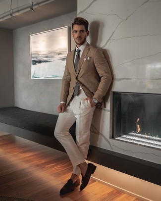 Look alla moda per uomo: Blazer marrone chiaro, Camicia elegante bianca, Pantaloni eleganti bianchi, Mocassini con nappine in pelle scamosciata marrone scuro
