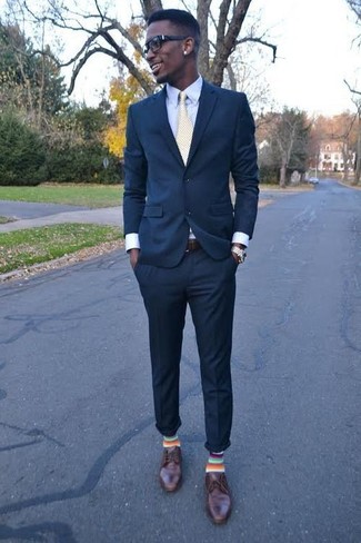 Come indossare e abbinare una cravatta lime: Prova ad abbinare un blazer blu scuro con una cravatta lime per un look elegante e di classe. Se non vuoi essere troppo formale, indossa un paio di scarpe derby in pelle marroni.
