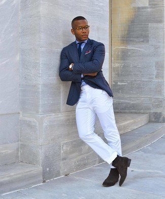 Look alla moda per uomo: Blazer a quadretti blu scuro, Camicia elegante azzurra, Pantaloni eleganti bianchi, Stivali chelsea in pelle scamosciata marrone scuro