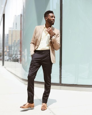 Come indossare e abbinare un blazer marrone chiaro: Metti un blazer marrone chiaro e pantaloni eleganti neri per un look elegante e alla moda. Mocassini con nappine in pelle marrone chiaro sono una buona scelta per completare il look.