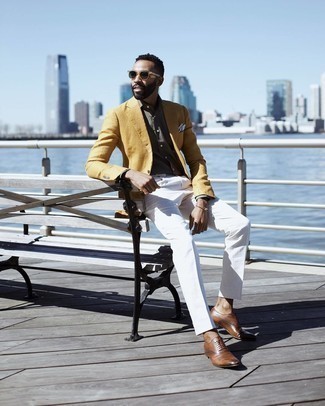 Come indossare e abbinare un blazer giallo quando fa caldo in modo formale: Indossa un blazer giallo e pantaloni eleganti bianchi come un vero gentiluomo. Scarpe oxford in pelle marroni sono una gradevolissima scelta per completare il look.