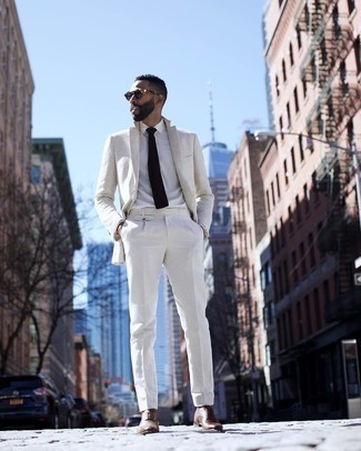 Look alla moda per uomo: Blazer beige, Camicia elegante bianca, Pantaloni eleganti bianchi, Scarpe oxford in pelle marroni