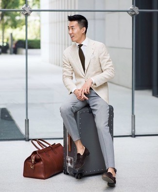 Quale mocassini eleganti indossare con pantaloni eleganti grigi: Abbina un blazer beige con pantaloni eleganti grigi per essere sofisticato e di classe. Mocassini eleganti sono una splendida scelta per completare il look.