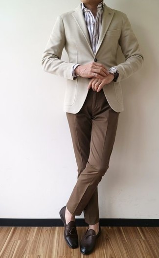 Come indossare e abbinare un blazer beige: Prova a combinare un blazer beige con pantaloni eleganti marroni per un look elegante e alla moda. Completa questo look con un paio di mocassini con nappine in pelle marrone scuro.