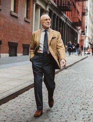 Come indossare e abbinare pantaloni eleganti grigi per un uomo di 60 anni: Scegli un blazer marrone chiaro e pantaloni eleganti grigi per un look elegante e di classe. Scarpe oxford in pelle scamosciata marroni sono una buona scelta per completare il look.
