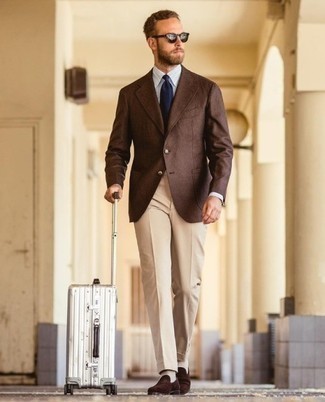 Quale mocassini eleganti indossare con pantaloni eleganti beige: Mostra il tuo stile in un blazer marrone con pantaloni eleganti beige come un vero gentiluomo. Perfeziona questo look con un paio di mocassini eleganti.