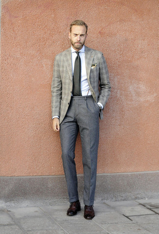 Come indossare e abbinare pantaloni eleganti con scarpe brogue per un uomo di 30 anni: Indossa un blazer scozzese grigio con pantaloni eleganti come un vero gentiluomo. Scarpe brogue sono una interessante scelta per completare il look.
