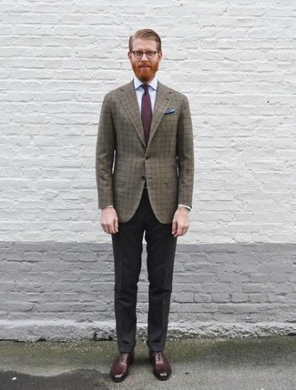 Quale pantaloni eleganti indossare con scarpe oxford bordeaux: Indossa un blazer di lana scozzese marrone e pantaloni eleganti come un vero gentiluomo. Scegli un paio di scarpe oxford bordeaux per dare un tocco classico al completo.