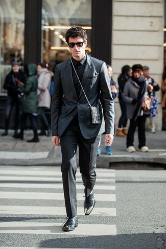 Look alla moda per uomo: Blazer grigio scuro, Camicia elegante blu scuro, Pantaloni eleganti neri, Scarpe oxford in pelle nere e argento
