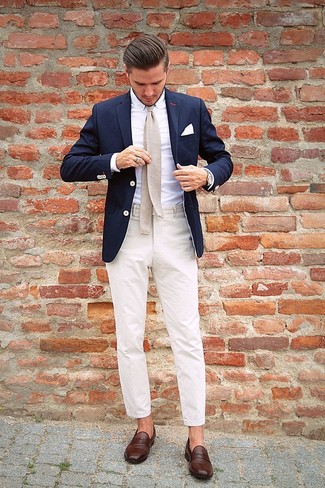 Come indossare e abbinare una cravatta di lana beige: Metti un blazer blu scuro e una cravatta di lana beige come un vero gentiluomo. Per un look più rilassato, scegli un paio di mocassini eleganti in pelle marrone scuro come calzature.