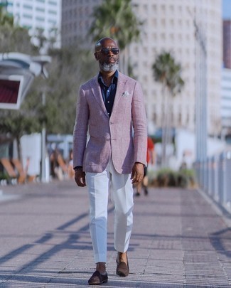 Come indossare e abbinare un bracciale multicolore per un uomo di 50 anni: Potresti indossare un blazer rosa e un bracciale multicolore per un'atmosfera casual-cool. Rifinisci il completo con un paio di mocassini eleganti in pelle scamosciata marrone scuro.