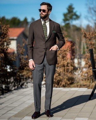Come indossare e abbinare una cravatta verde scuro in modo formale: Potresti combinare un blazer marrone scuro con una cravatta verde scuro come un vero gentiluomo. Calza un paio di mocassini eleganti in pelle marrone scuro per un tocco più rilassato.