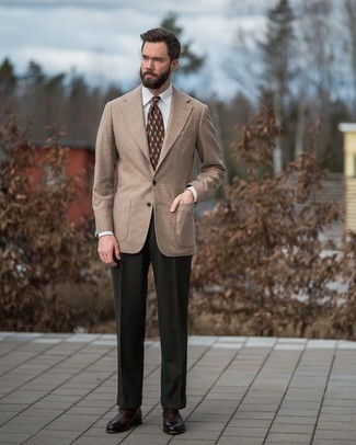 Quale scarpe oxford indossare con un blazer beige: Scegli uno stile classico in un blazer beige e pantaloni eleganti verde scuro. Completa questo look con un paio di scarpe oxford.