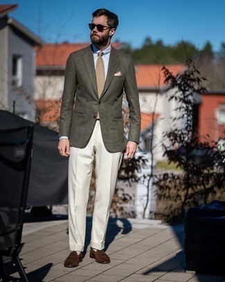Look alla moda per uomo: Blazer di lana scozzese verde oliva, Camicia elegante azzurra, Pantaloni eleganti bianchi, Mocassini con nappine in pelle scamosciata marrone scuro