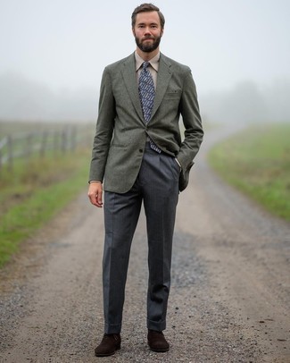 Quale scarpe oxford indossare con un blazer verde scuro in autunno 2024: Metti un blazer verde scuro e pantaloni eleganti grigio scuro per essere sofisticato e di classe. Scarpe oxford sono una gradevolissima scelta per completare il look. Ecco un outfit autunnale ideale per il tuo.