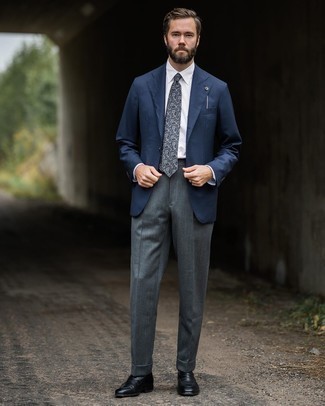 Come indossare e abbinare una cravatta grigio scuro: Prova a combinare un blazer blu scuro con una cravatta grigio scuro per un look elegante e alla moda. Per un look più rilassato, scegli un paio di mocassini eleganti in pelle neri come calzature.